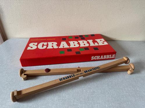 I.Z.G.S. SCRABBLE met houten draaitafel en letters rode doos, Hobby en Vrije tijd, Gezelschapsspellen | Bordspellen, Gebruikt