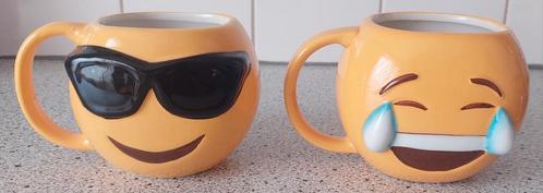 Te koop zijn 2x Emoji koffiemokken., Huis en Inrichting, Keuken | Servies, Zo goed als nieuw, Kop(pen) en/of Schotel(s), Overige stijlen