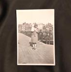 Oude foto straatbeeld moeder met baby  circa 1930, Verzamelen, Foto, Ophalen of Verzenden, Zo goed als nieuw, Voor 1940