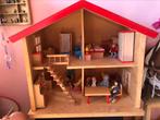 Goki poppenhuis poppen en meubels, Ophalen, Gebruikt, Poppenhuis