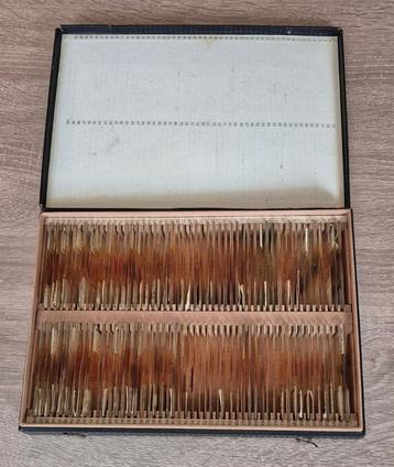 Antieke microscoop preparaten in een kist. beschikbaar voor biedingen