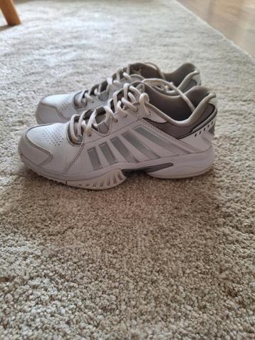Tennisschoenen  beschikbaar voor biedingen