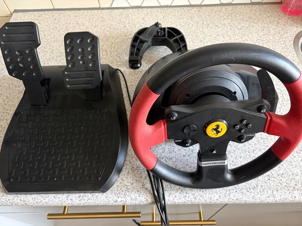Thrustmaster T150 + Pedalen – Perfect voor Sim Racing!, Spelcomputers en Games, Ophalen of Verzenden, Gebruikt, Stuur of Pedalen