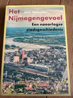 Het Nijmegevoel - Dolly Verhoeven, Boeken, Geschiedenis | Stad en Regio, Ophalen of Verzenden, 20e eeuw of later, Zo goed als nieuw