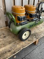 Jun-air 2 cilinder compressor, fluister stil, Ophalen, Gebruikt, 6 tot 10 bar, Geluidgedempt