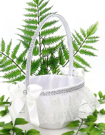 Prachtige witte satijnen bloemenmandje met strass stenen. beschikbaar voor biedingen
