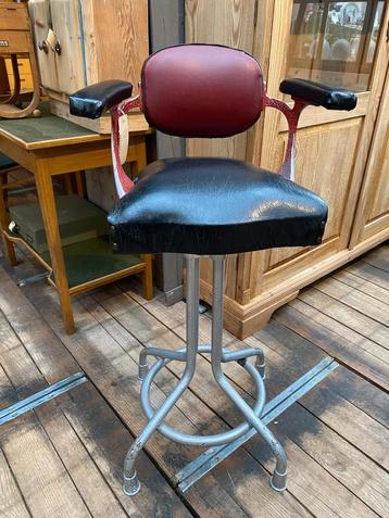 Vintage retro hoge stoel kinderstoel kappersstoel beschikbaar voor biedingen