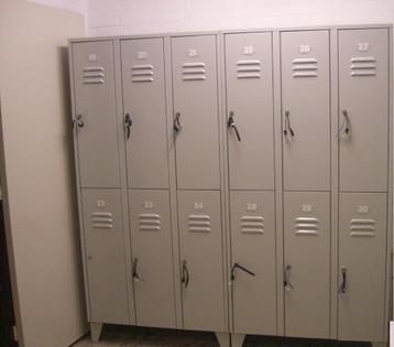 Metalen lockerkast 6-deurs vintage grijs beschikbaar voor biedingen