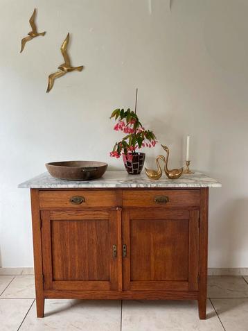 Commode kast met marmerenblad beschikbaar voor biedingen
