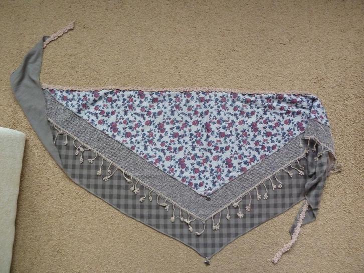 driehoek sjaal splinternieuw, Kleding | Dames, Mutsen, Sjaals en Handschoenen, Nieuw, Sjaal, Maat 46/48 (XL) of groter, Ophalen of Verzenden