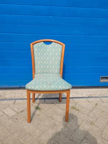 Unieke stapelstoelen stevig houten frame zachte zitting beschikbaar voor biedingen