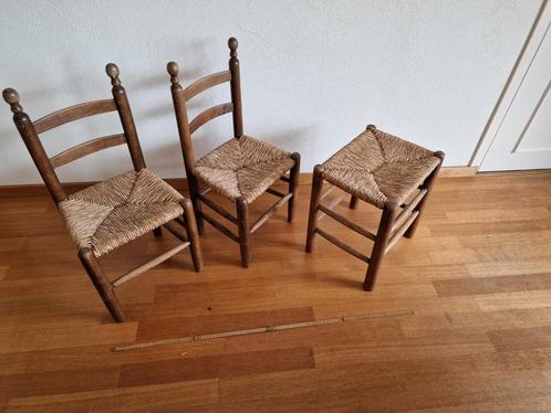 Kinderstoeltjes en krukje met rieten zitting, Huis en Inrichting, Stoelen, Gebruikt, Drie, Hout, Riet of Rotan, Bruin, Ophalen of Verzenden