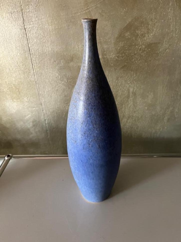 Prachtige design dunne hals fles gesigneerd Ray????, Antiek en Kunst, Kunst | Designobjecten, Ophalen