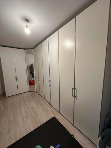 Kledingkast beschikbaar voor biedingen