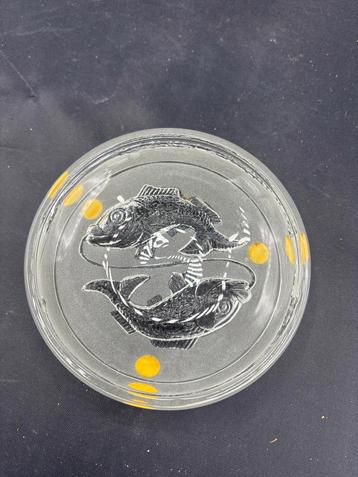 Glazen schaal met vis motief beschikbaar voor biedingen