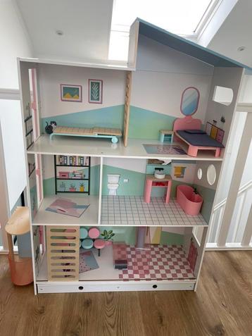 Mooi groot poppenhuis geschikt voor barbies beschikbaar voor biedingen