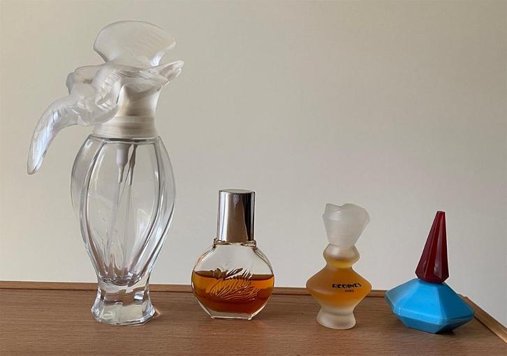 Drie parfumminiaturen en één grote parfumfles, Verzamelen, Parfumverzamelingen, Gebruikt, Overige typen, Verzenden