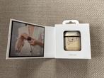 Ideal of Sweden airpods case 1st & 2nd gen cream gold snake, Ophalen of Verzenden, Zo goed als nieuw, Telefoonhanger of Accessoire