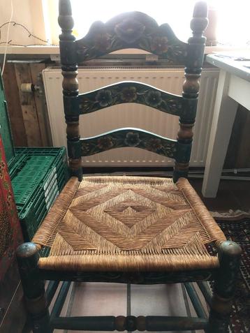 Antieke handgeschilderde stoelen met rieten zitgedeelte beschikbaar voor biedingen