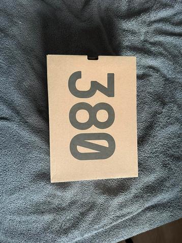 Yeezy 380 alien bleu beschikbaar voor biedingen