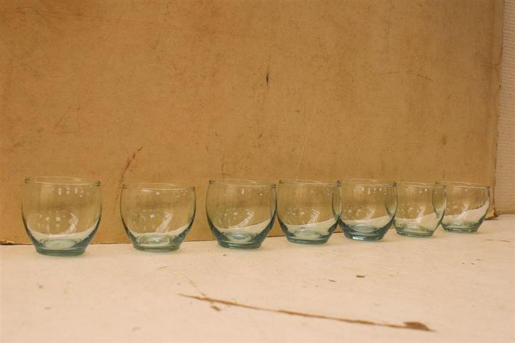 7 stuks wijnglazen met een groene gloed 45286, Huis en Inrichting, Keuken | Servies, Gebruikt, Glas of Glazen, Overige stijlen