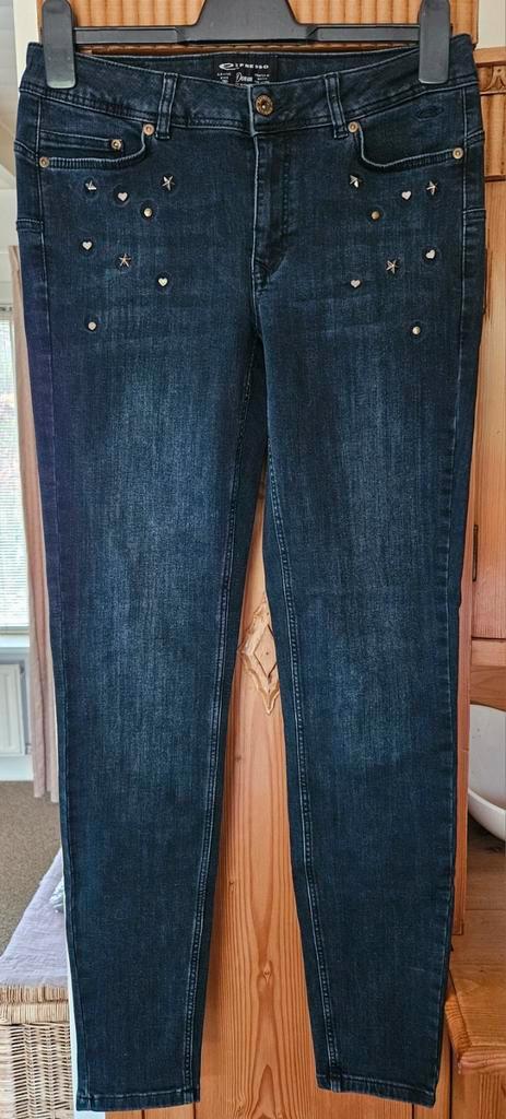 Spijkerbroek met studs, Kleding | Dames, Spijkerbroeken en Jeans, Zo goed als nieuw, W30 - W32 (confectie 38/40), Blauw, Ophalen of Verzenden