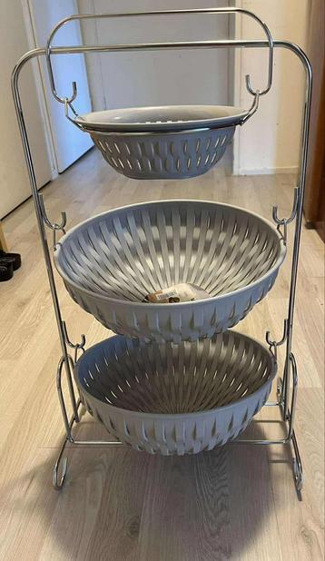 Nieuwe fruit- en groentemand voor de keuken beschikbaar voor biedingen