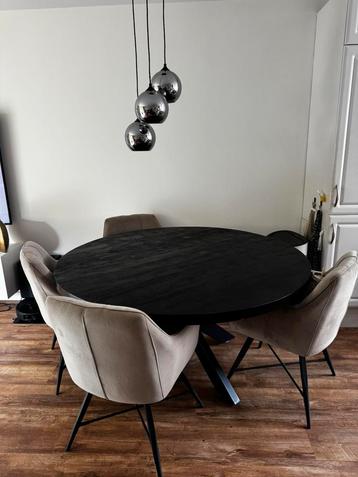 Mooie ronde zwarte tafel 150 cm beschikbaar voor biedingen
