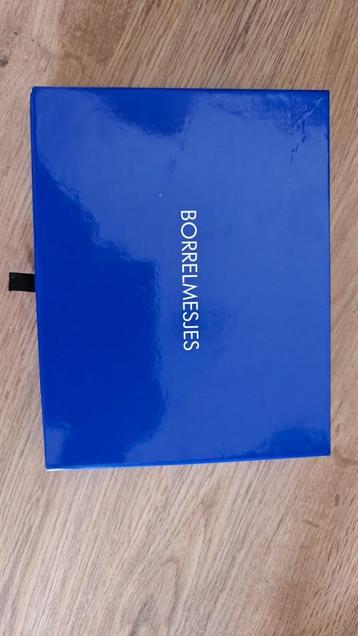 Borrelmesjes beschikbaar voor biedingen