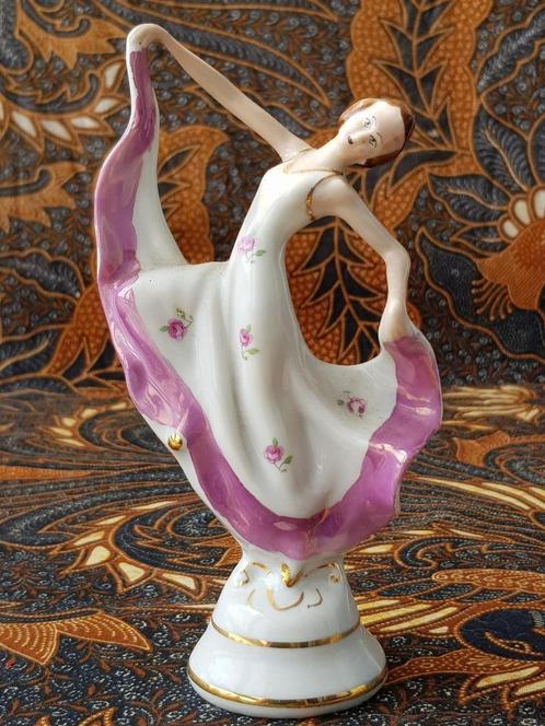 Prachtig Art Deco beeldje uit Engeland van een vrouw 15,5 cm, Antiek en Kunst, Antiek | Porselein, Ophalen of Verzenden