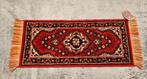 Vintage Perzisch wol tafelkleed Retro medallion red 33x78cm, Huis en Inrichting, Stoffering | Tapijten en Kleden, Perzisch vintage oosters hype