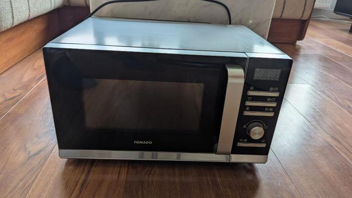 Tomado combi magnetron 25L, Witgoed en Apparatuur, Magnetrons, Gebruikt, Vrijstaand, Combimagnetron, 45 tot 60 cm, Grill, Hete lucht