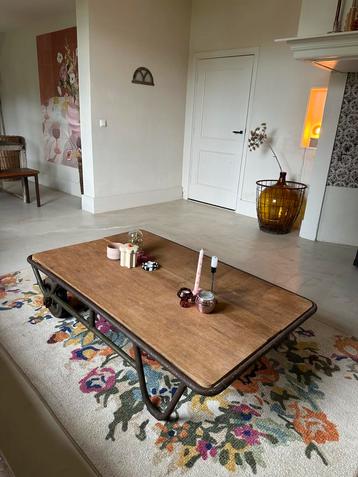 Vintage salontafel op wielen beschikbaar voor biedingen