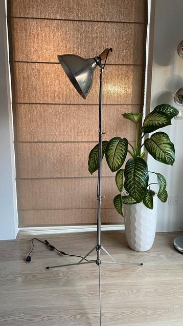 Vintage vloerlamp in hoogte verstelbaar beschikbaar voor biedingen
