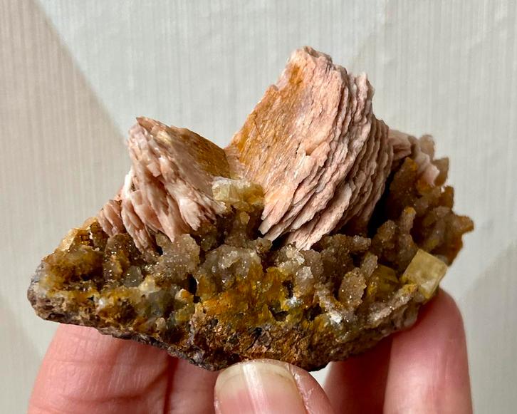 Bariet met gele fluoriet en kwarts uit Marokko, Verzamelen, Mineralen en Fossielen, Ophalen of Verzenden