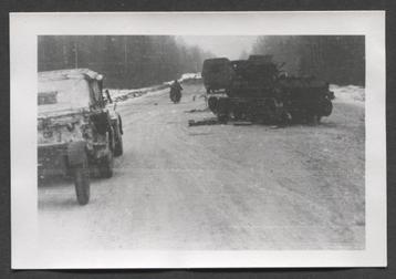 WOII foto: Duitse kolonne trekt langs vernietigde Russische 