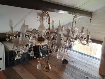 Klassieke kroonluchter met plastic details beschikbaar voor biedingen