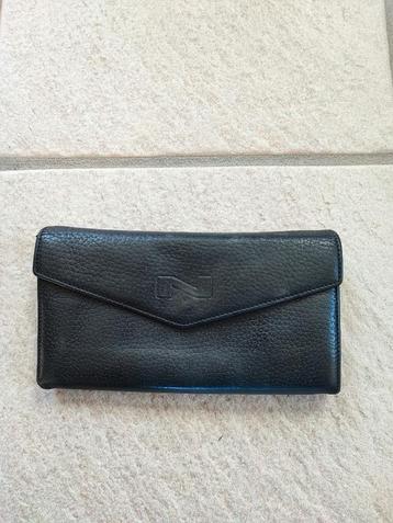 Portemonnaie == Portemonnee == Nathan Baume == Leer beschikbaar voor biedingen