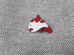 1 grappige pin van een rood witte vis te koop, Verzamelen, Speldjes, Pins en Buttons, Ophalen of Verzenden, Nieuw, Overige onderwerpen