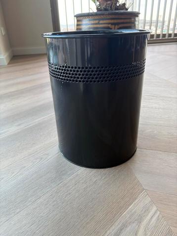 Zwarte Prullenbak - 32cm hoog, 25cm diameter beschikbaar voor biedingen