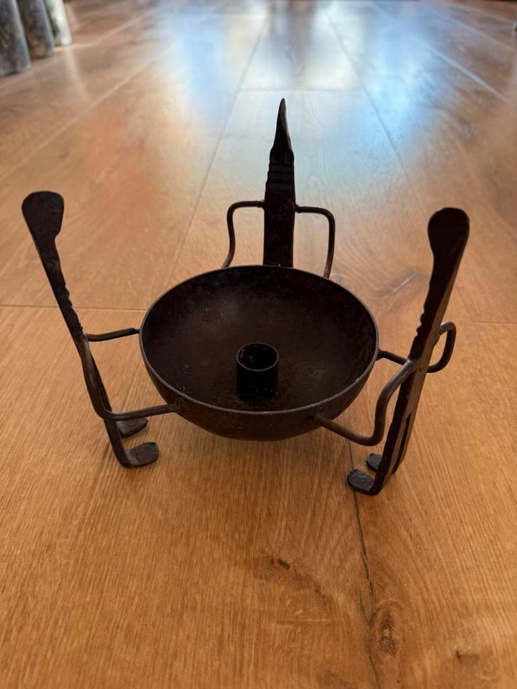 Vintage brutalist kandelaar metaal ijzer ? drie mannetjes, Antiek en Kunst, Antiek | Kandelaars, Ophalen of Verzenden