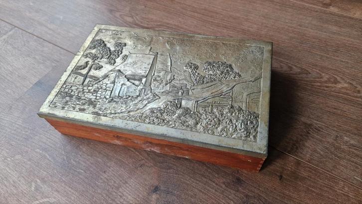 Sigarenkistje met metalen deksel - Vintage, Antiek en Kunst, Antiek | Overige Antiek, Ophalen of Verzenden