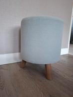 Lichtgroene poef op houten pootjes, breed 30 cm, hoog 36 cm, Minder dan 50 cm, Rond, Minder dan 50 cm, Ophalen of Verzenden