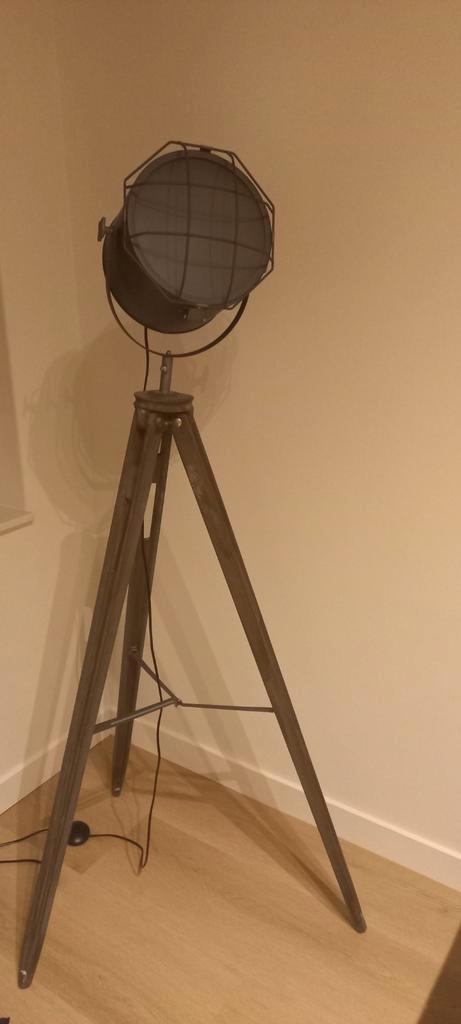 Industriële vloerlamp met statief, Huis en Inrichting, Lampen | Vloerlampen, Gebruikt, 150 tot 200 cm, Hout, Metaal, Ophalen