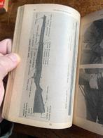 WO2 Amerikaans handboek wapens uitrusting m1 garand colt, Amerika, Verzenden, Boek of Tijdschrift