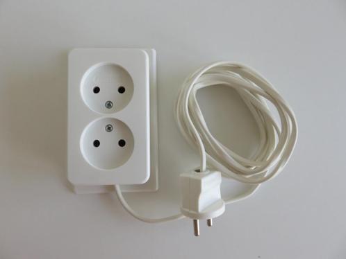 Stekkerdoos voor wandmontage; 2 stekkers zonder randaarde, Doe-het-zelf en Verbouw, Elektra en Kabels, Zo goed als nieuw, Overige typen