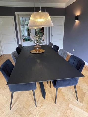 Royale eettafel met 8 stoelen beschikbaar voor biedingen