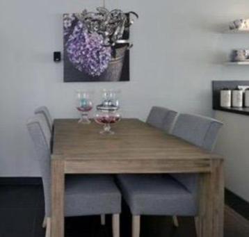 eettafel met 4 stoelen beschikbaar voor biedingen