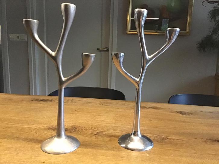 2 MASSIEF ALLUMINIUM DESIGN “BOOMTAK KANDERLAARS”1970, Huis en Inrichting, Woonaccessoires | Kandelaars en Kaarsen, Ophalen of Verzenden