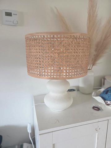 Rotan tafellamp beschikbaar voor biedingen